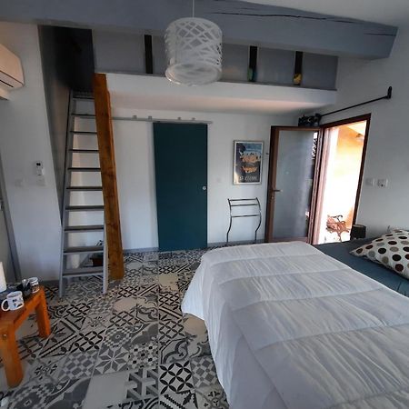 Le Lodge Des Chenes Brousses-et-Villaret Luaran gambar
