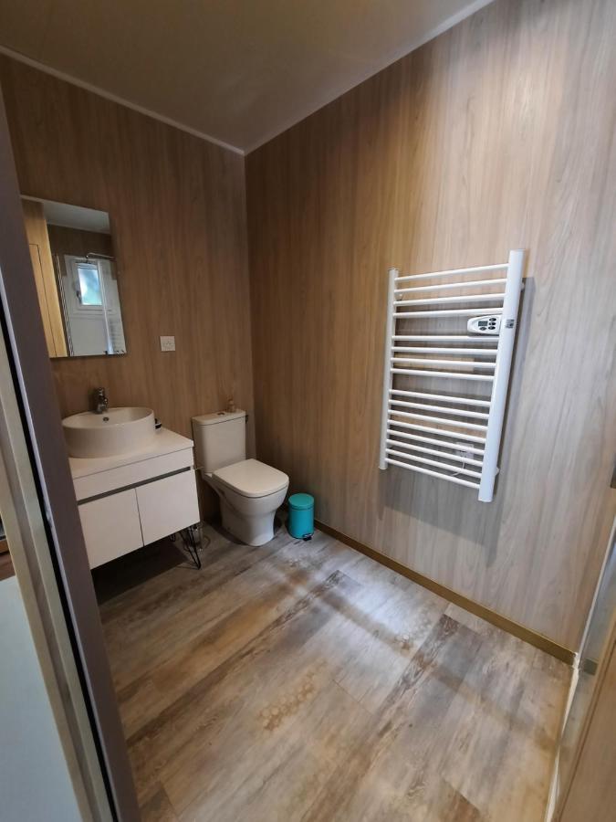 Le Lodge Des Chenes Brousses-et-Villaret Luaran gambar