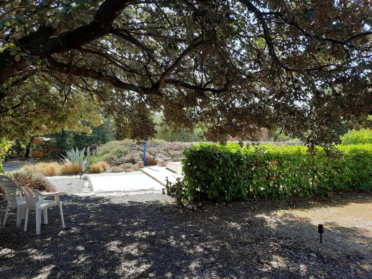 Le Lodge Des Chenes Brousses-et-Villaret Luaran gambar
