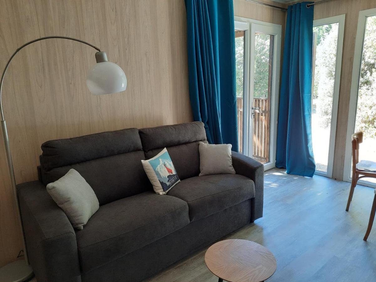 Le Lodge Des Chenes Brousses-et-Villaret Luaran gambar