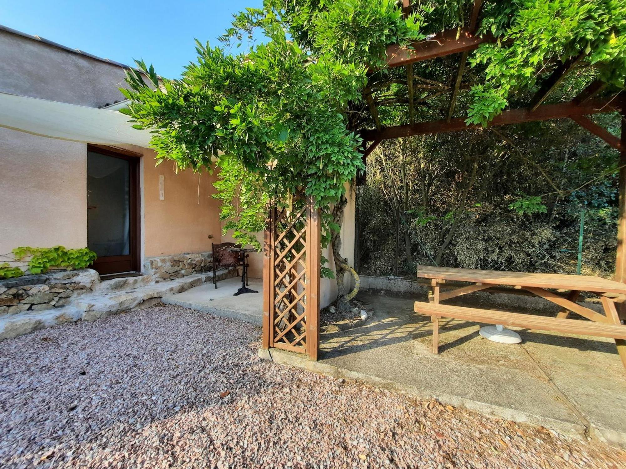 Le Lodge Des Chenes Brousses-et-Villaret Luaran gambar
