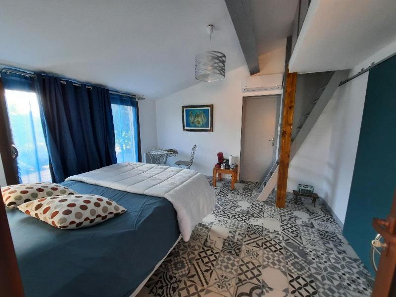 Le Lodge Des Chenes Brousses-et-Villaret Luaran gambar