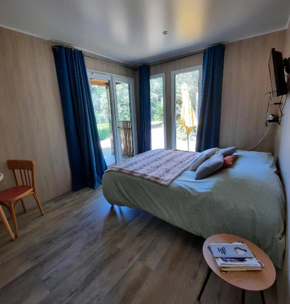 Le Lodge Des Chenes Brousses-et-Villaret Luaran gambar